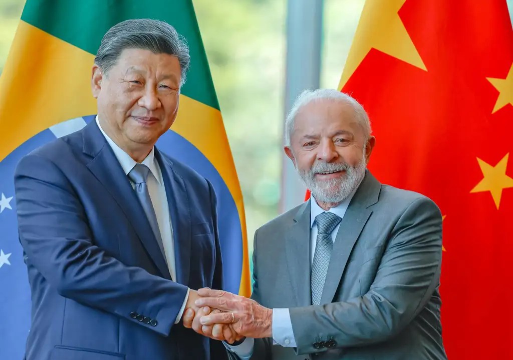 residente da República, Luiz Inácio Lula da Silva, durante reunião com o Presidente da República Popular da China, Xi Jinping, no Palácio da Alvorada. Brasília