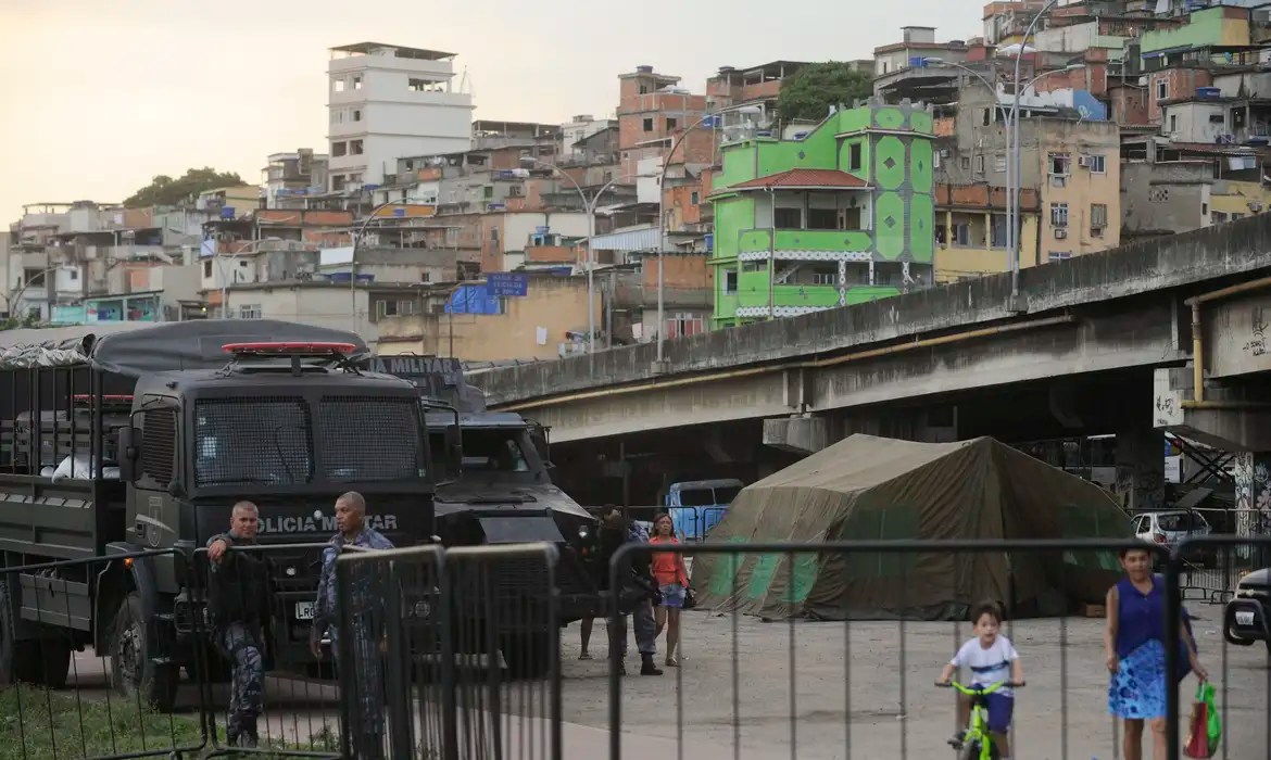 Em dias de operação, famílias são impedidas de acessar serviços básicos, como postos de saúde, creches e escolas