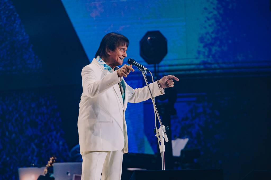 Roberto Carlos dá piti e ameaça parar show de fim de ano em Recife