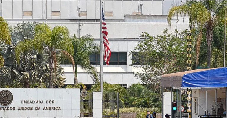 Qual a situação dos consulados e embaixadas dos EUA no Brasil