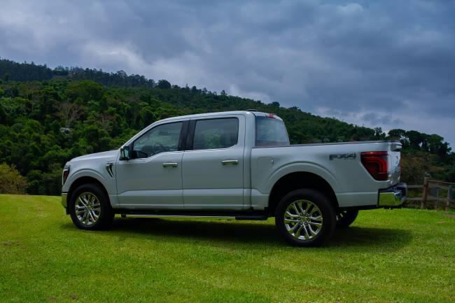 Caçamba da nova Ford F-150 tem sistema de abertura lateral que facilita o acesso à carga