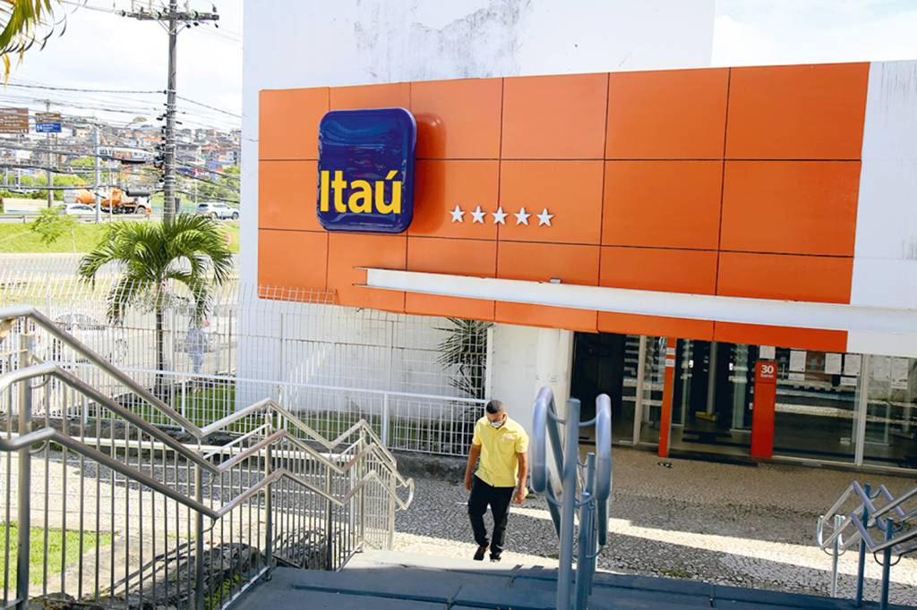 GettyImages-1298474186.jpg Itaú: bancos tradicionais apostam cada vez mais no atendimento eletrônico