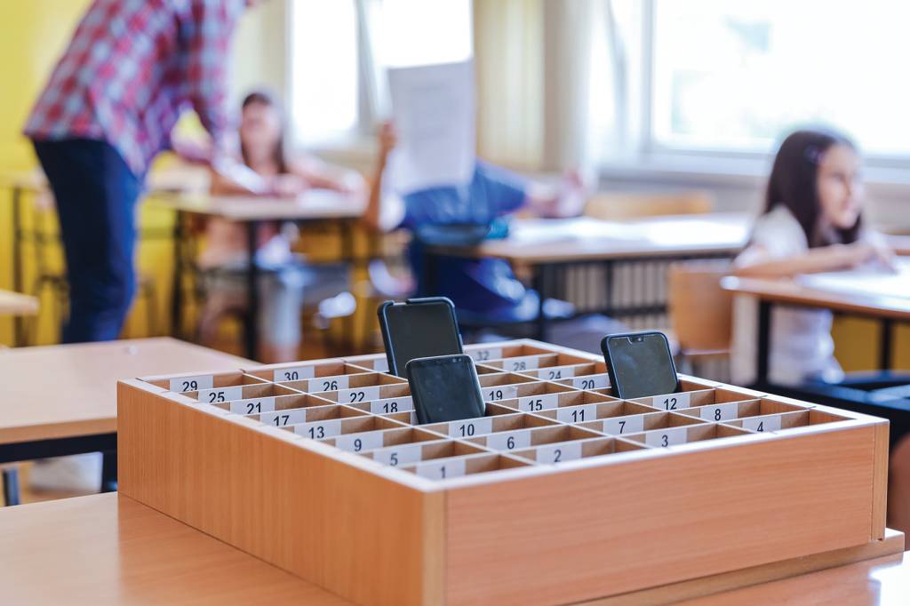 Smart phones in a box during a class RESTRIÇÃO - Solução: colégio particular paulistano adotou caixa para que os aparelhos fiquem fora do alcance nas aulas
