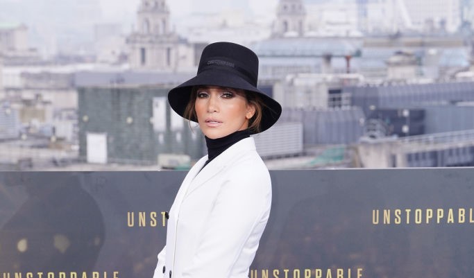 JLO em Londres: elegante de Dior, mas com sapatos estranhos
