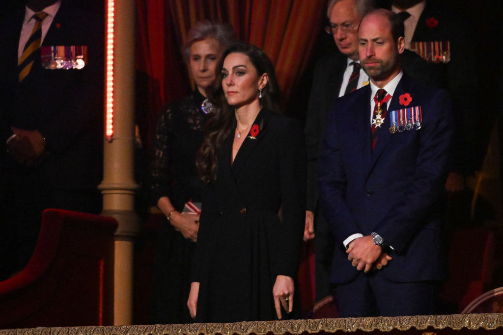 Em primeira cerimônia real pós quimioterapia, Kate Middleton aparece elegante e com joias de Lady Di