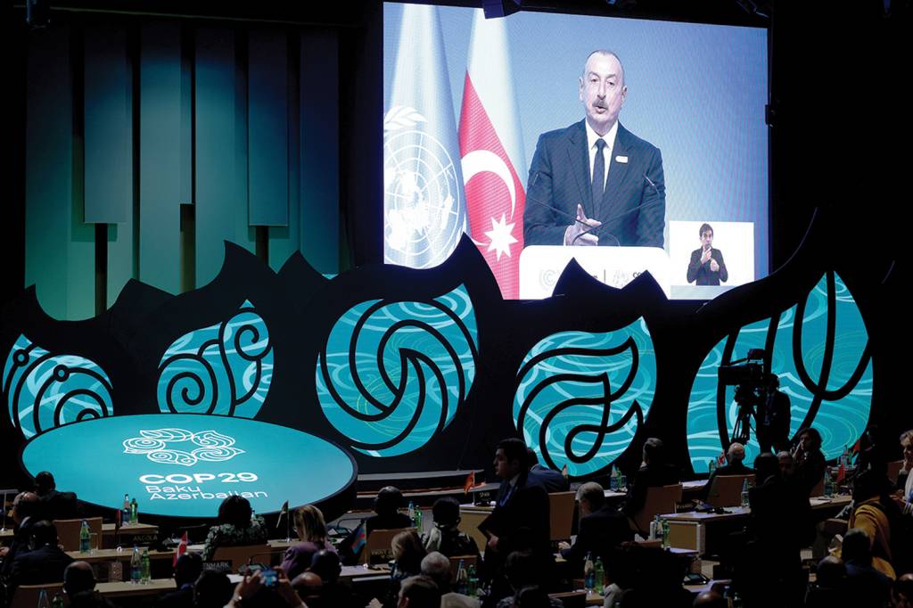 GettyImages-2184291209 RAPOSA NO GALINHEIRO - Aliyev abre a COP29: interesses próprios