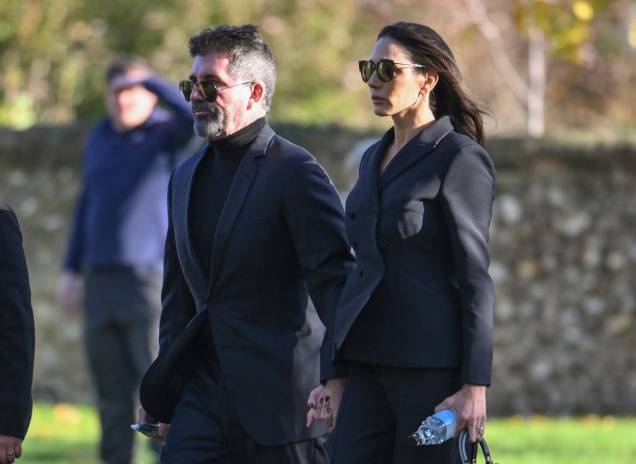 Simon Cowell e Lauren Silverman no funeral de Liam. Cowell foi empre´sario do one Direction Simon Cowell e Lauren Silverman no funeral de Liam. Cowell foi empre´sario do one Direction