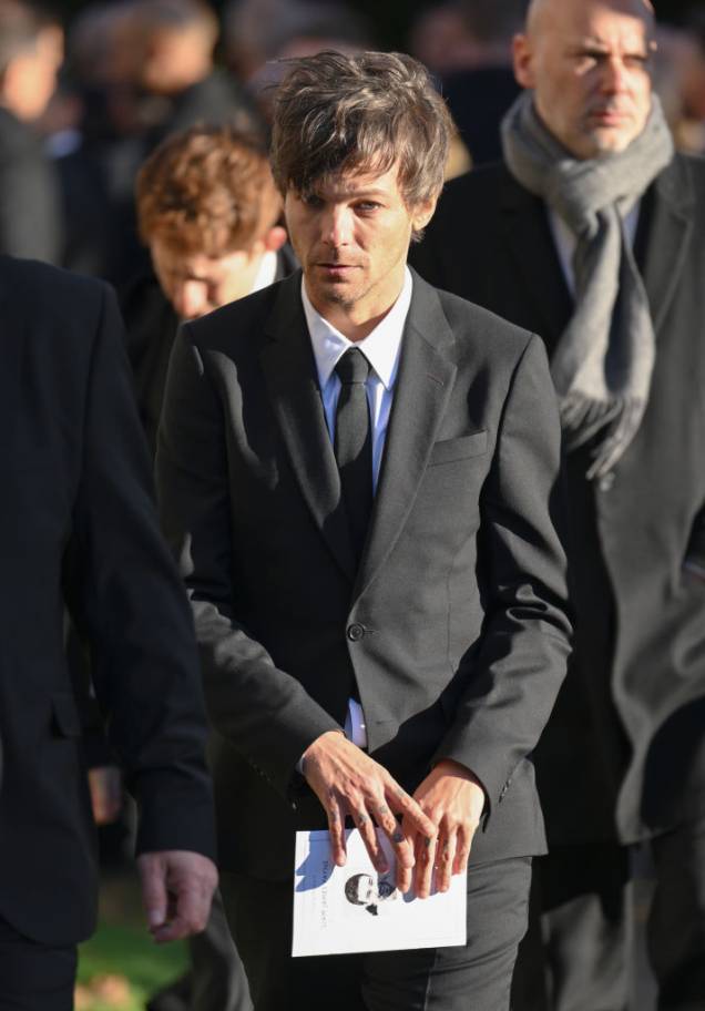 Louis Tomlinson compareceu ao funeral de Lia Payne. Cantos carrega folheto da cerimônia Louis Tomlinson compareceu ao funeral de Lia Payne. Cantos carrega folheto da cerimônia