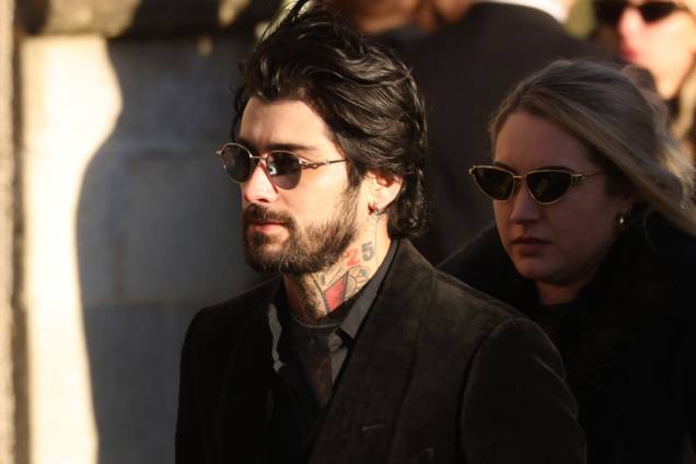 AMERSHAM, ENGLAND - NOVEMBER 20: Former One Direction band member Zayn Malik leaves following the funeral of singer Liam Payne, former member of One Direction, on November 20, 2024 in Amersham, United Kingdom. Former One Direction star Liam Payne's private funeral in Amersham has been widely anticipated to draw celebrities and fans alike, wishing to pay their final respects. The singer died after falling from a hotel balcony in Buenos Aires on October 16. (Photo by Dan Kitwood/Getty Images) AMERSHAM, ENGLAND - NOVEMBER 20: Former One Direction band member Zayn Malik leaves following the funeral of singer Liam Payne, former member of One Direction, on November 20, 2024 in Amersham, United Kingdom. Former One Direction star Liam Payne's private funeral in Amersham has been widely anticipated to draw celebrities and fans alike, wishing to pay their final respects. The singer died after falling from a hotel balcony in Buenos Aires on October 16. (Photo by Dan Kitwood/Getty Images)