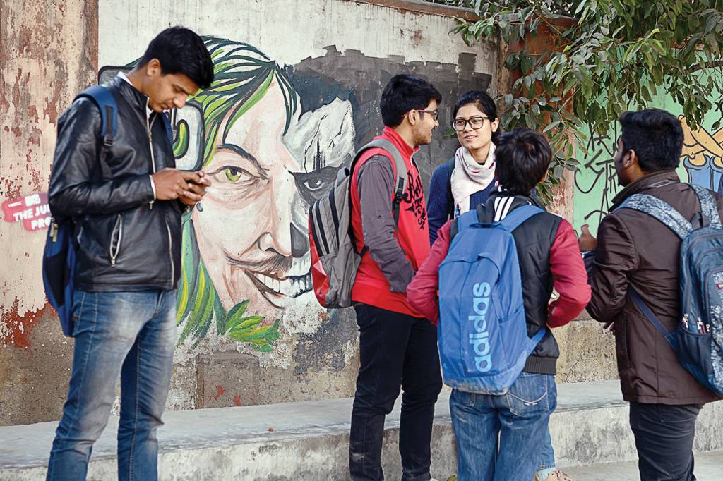India : Illustration SOCIABILIDADE - Isolamento: experiência virtual não é tão rica quanto a pessoal