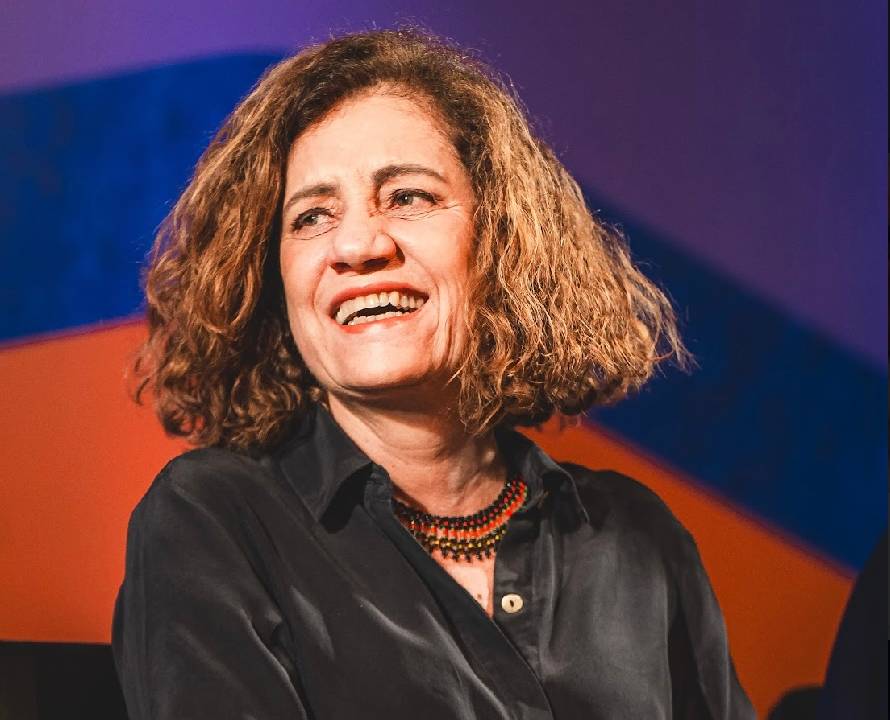 Miriam Leitão, ao receber o troféu Juca Pato, Prêmio de Intelectual do Ano, da União Brasileira dos Escritores