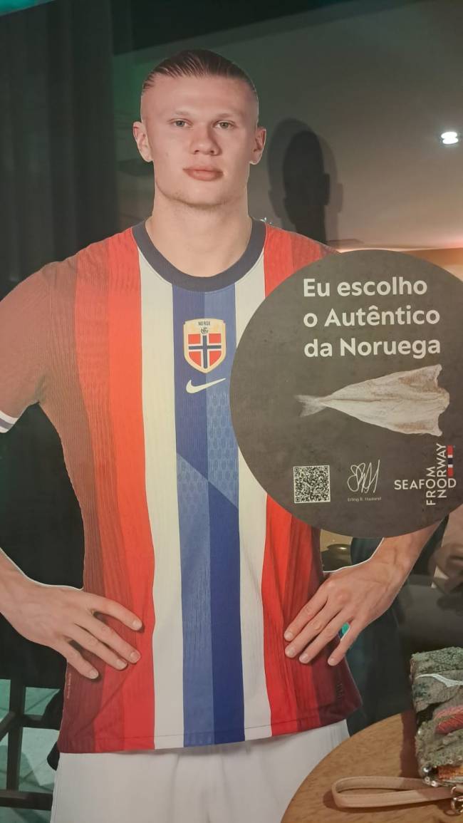 Em tamanho real, Haaland de papelão faz propaganda do bacalhau norueguês. 17/11/2024 -