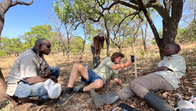 Equipe da Karamoja Overland Safaris e os autores instalando câmeras de trilha na Reserva de Vida Selvagem de Pian Upe, em Uganda -