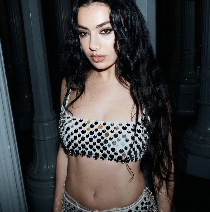 De barriga de fora, Charli XCX cantou no evento