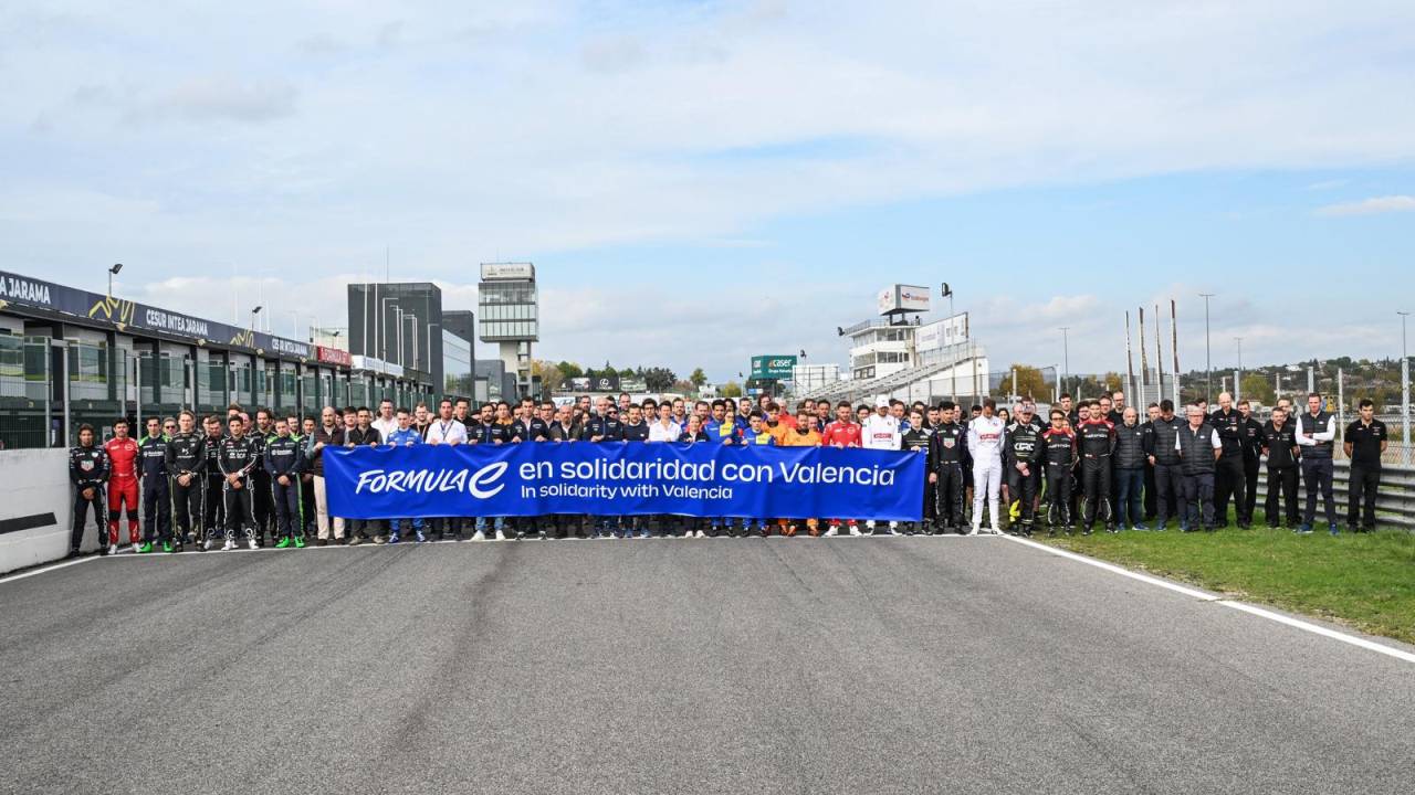 Pilotos, representantes das equipes, organização e funcionários do circuito Jarama, estenderam faixa em solidariedade ao povo de Valência, afetado pelas chuvas e enchentes -