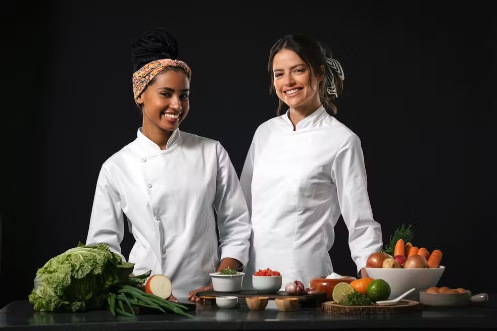 Viola (Gabz) e Luma (Agatha Moreira) em 'Mania de Você'