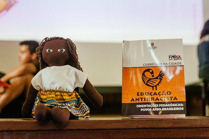 Livro pedagógico sobre educação antirracista