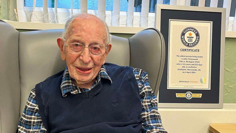 O inglês John Alfred Tinniswood, que se tornou o homem mais velho do mundo em abril.