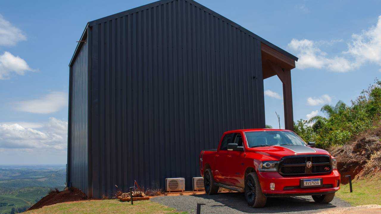 Ram Classic R/T no alto da serra, depois de percorrer uma íngrime e acidentada estradinha