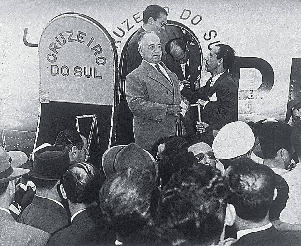 -apoio 4 – GETULIO VARGAS-1950 “PAI DOS POBRES” - Vargas: seu governo definiu a jornada diária de oito horas