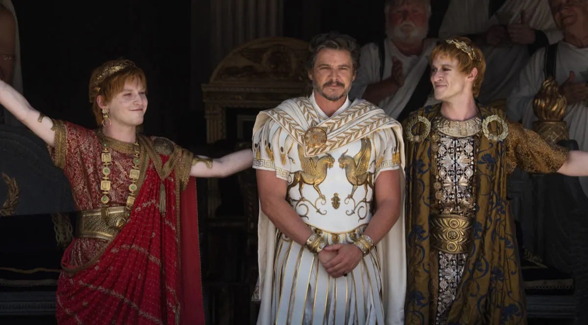 Caracala e Geta (Fred Hechinger e Joseph Quinn) e o general Acacius (Pedro Pascal) no filme 'Gladiador 2'