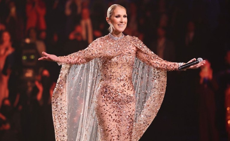 Céline Dion: vestido rosa brilhante encantou no corpo da diva franco canadense em desfile de moda