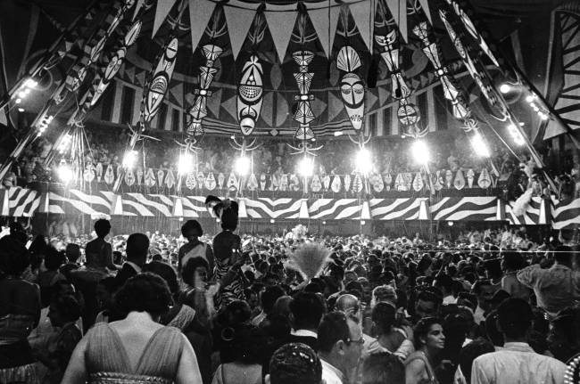 Foliões no Baile de Carnaval do Theatro Municipal (1958)