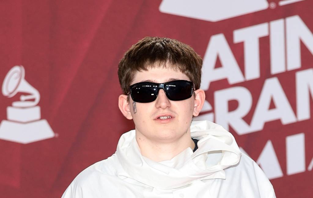 Rapper protesta no tapete vermelho do Grammy Latino