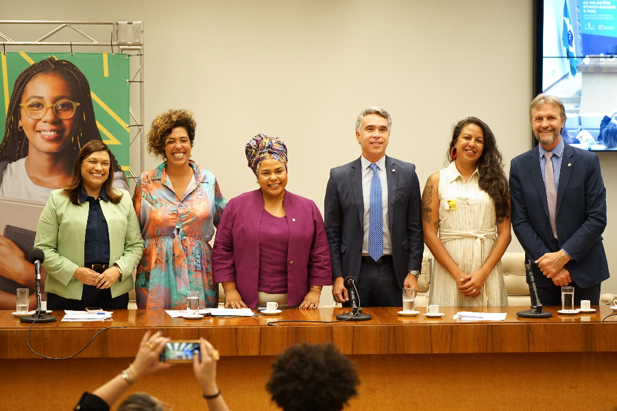 Parlamentares lançam grupo para debater políticas de educação antirracista