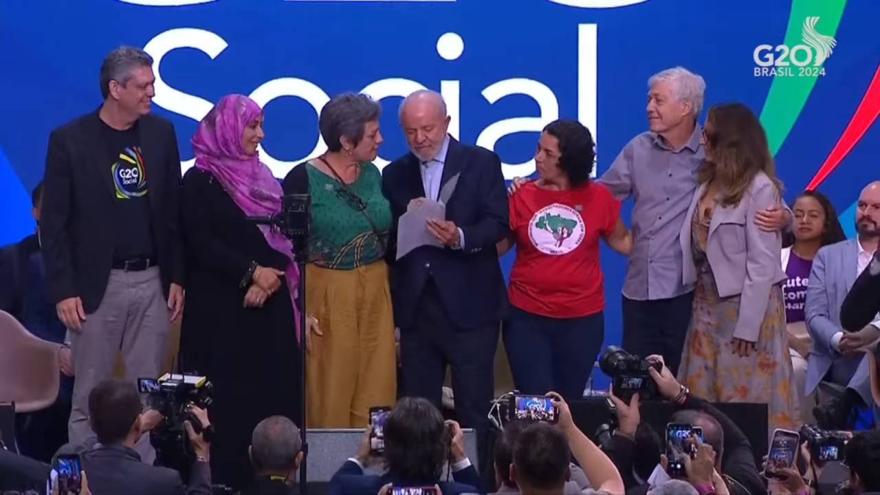 Presidente Lula recebe documento com propostas elaboradas pelo G20 Social