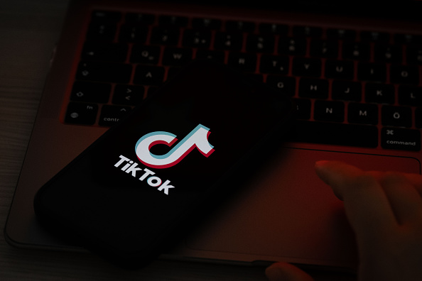 TikTok é processado por conteúdo que teria levado a suicídio de jovens franceses
