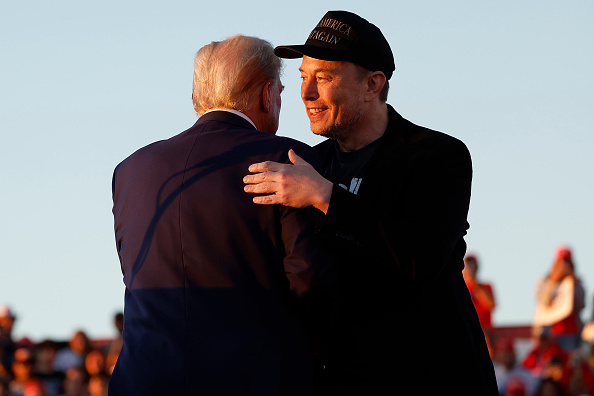 Elon Musk e Donald Trump durante comício em Butler, na Pensilvânia. 05/10/2024