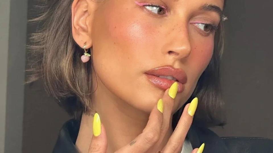 Ainda dá tempo! Como dar um glow ao estilo Hailey Bieber na sua pele para as festas