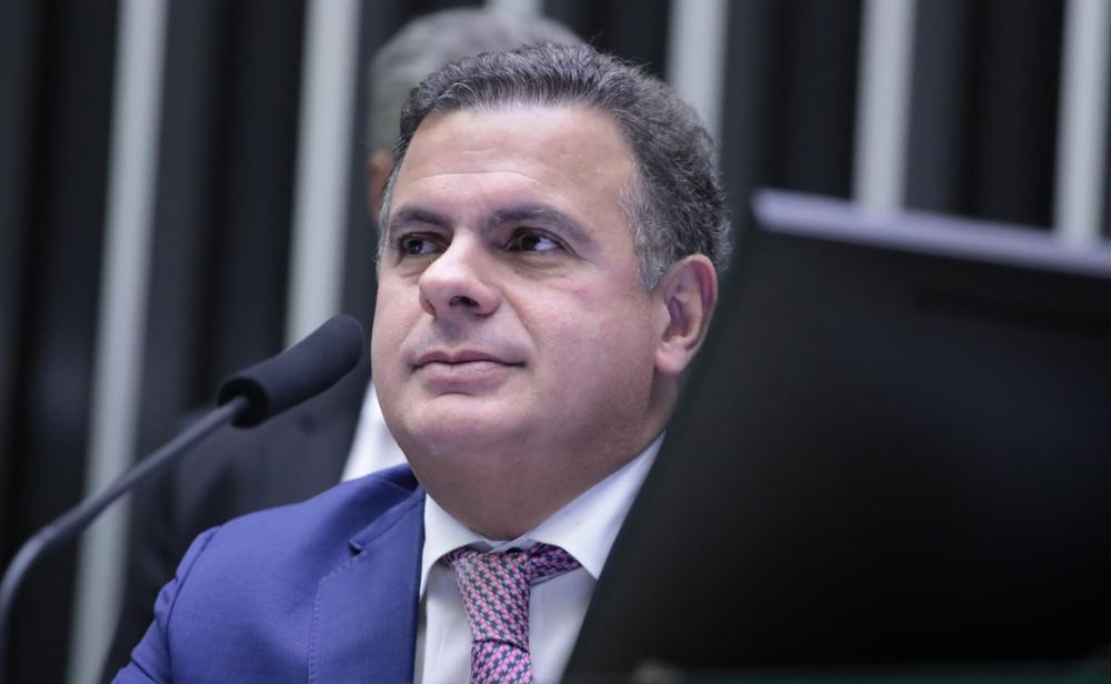 Deputado colhe assinaturas para CPI sobre facções no setor de combustíveis