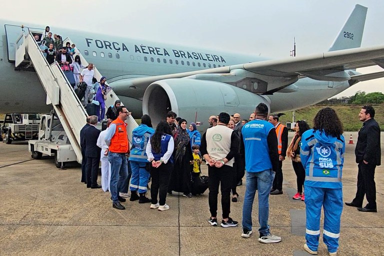 Chegada do nono voo de repatriação de brasileiros e familiares à Base Aérea de São Paulo, na manhã de 29 de outubro