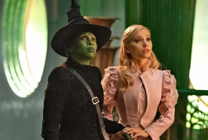 Elphaba (Cynthia Erivo) e Glinda (Ariana Grande) em Wicked: figurinos poderosos