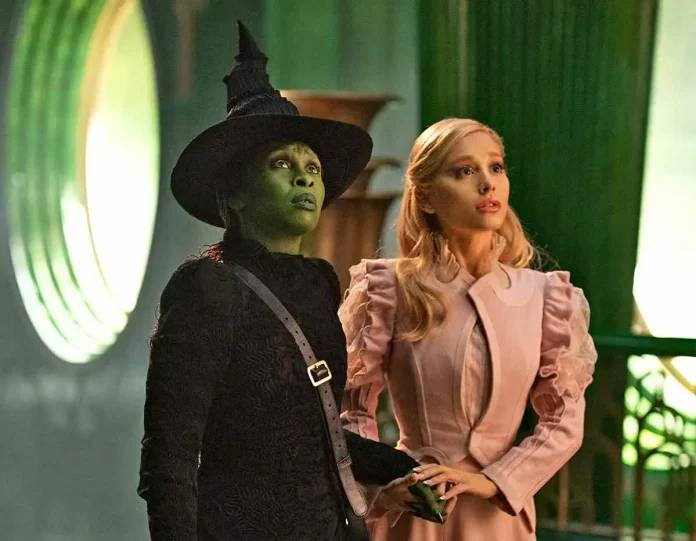 Elphaba (Cynthia Erivo) e Glinda (Ariana Grande) em Wicked: pele da bruxa má é verde