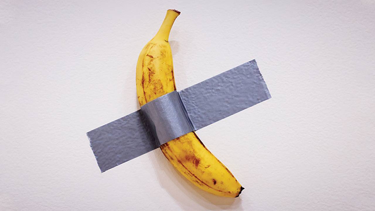IRONIA - 'Comedian', do italiano Maurizio Cattelan: a fruta efêmera, uma fita prateada, um manual de uso e o certificado de autenticidade