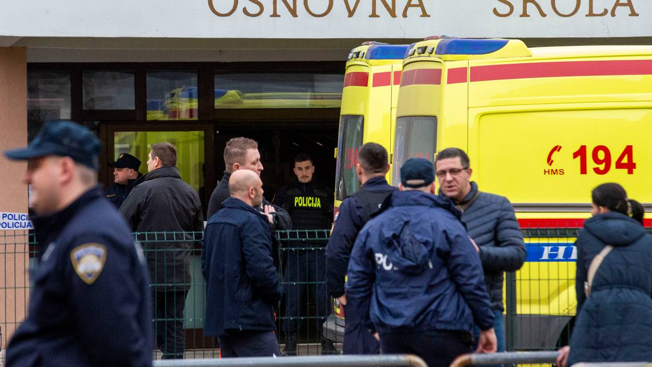 Policiais na entrada da Precko Elementary School, em Zagreb, capital da Croácia. 20/12/2024