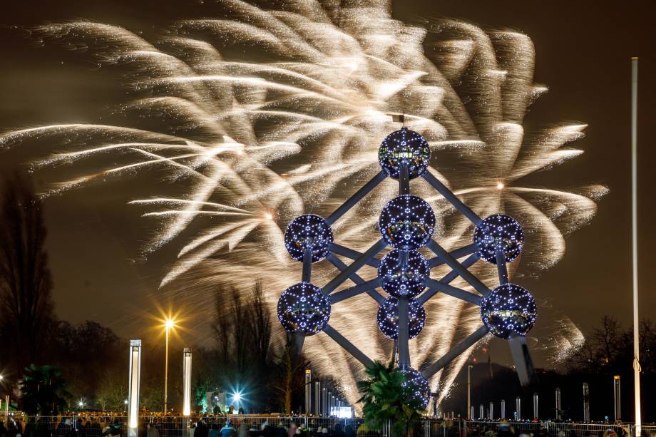 Queima de fogos de artifício no Atomium em Bruxelas, na Bélgica
