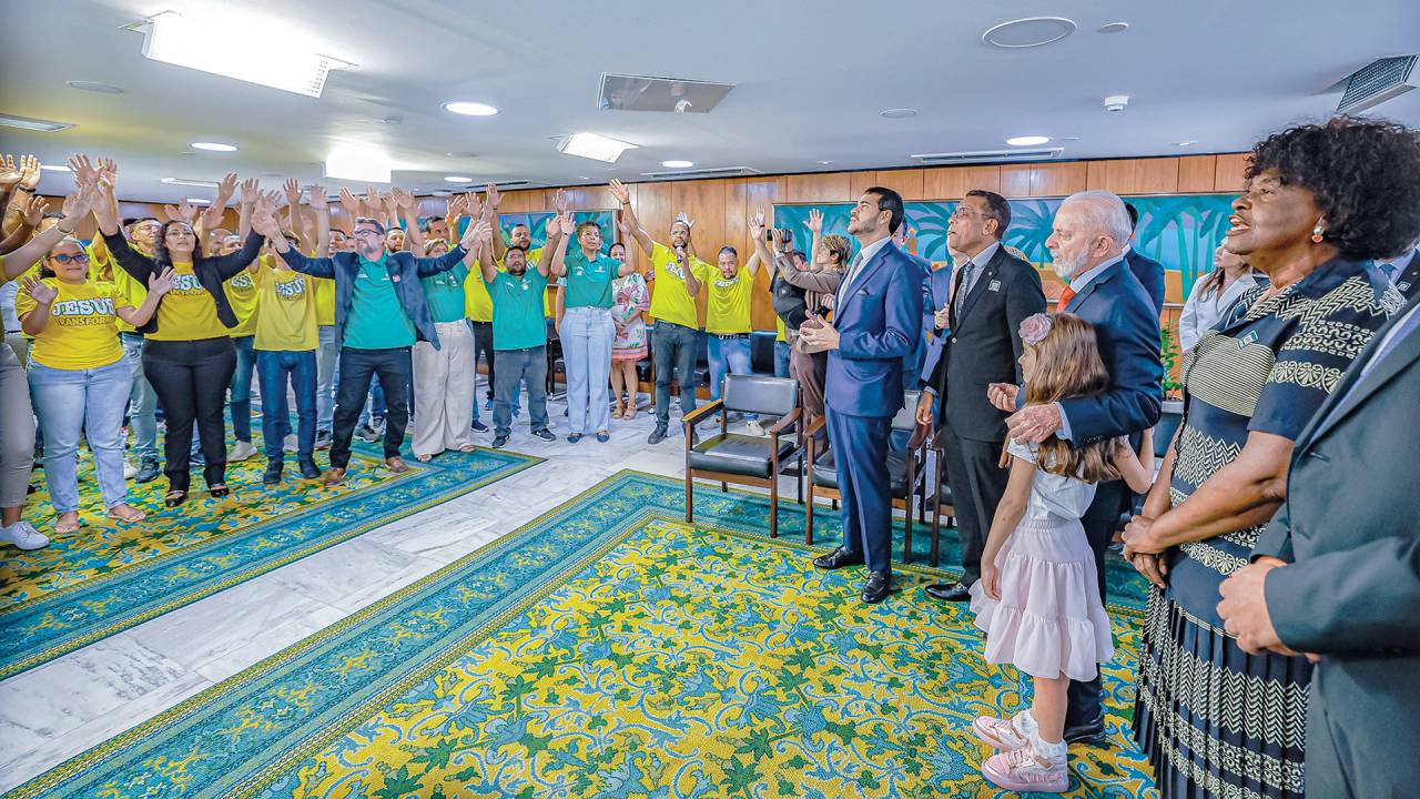 CULTO - Lula recebe fiéis no Planalto, ao lado de Messias, Otoni e Benedita da Silva: investida em várias frentes
