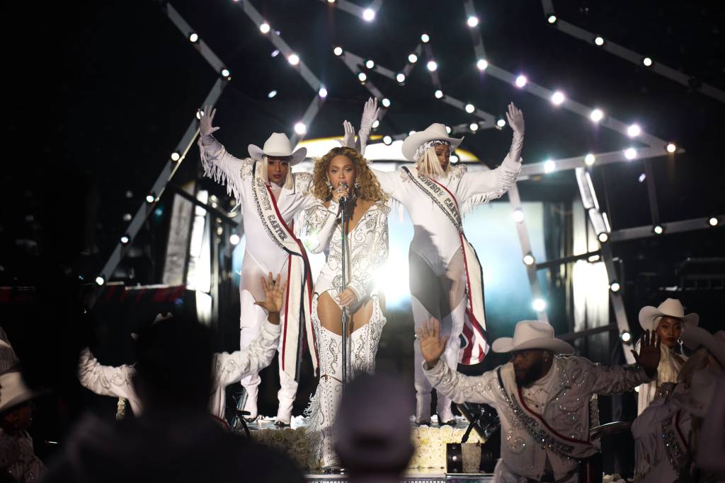 Beyoncé faz show em jogo da NFL com cavalos brancos e repertório country