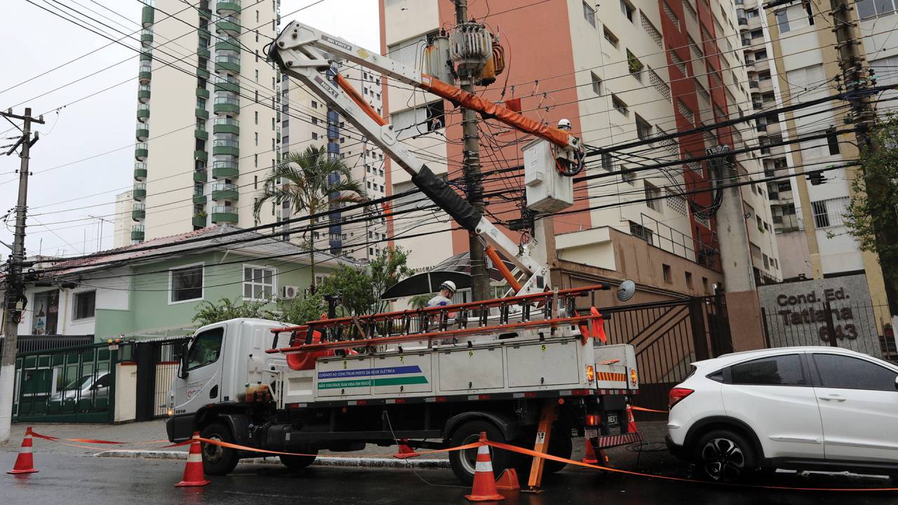 LIVRES E SOLTOS - Caminhão da Enel: a Aneel não tem funcionários suficientes para fiscalizar concessionárias