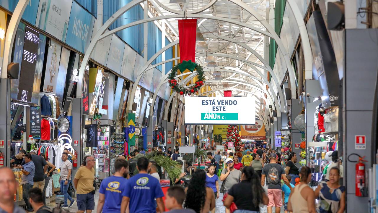 Consumidores fazem compras na semana do Natal na Feira dos Importados de Brasília