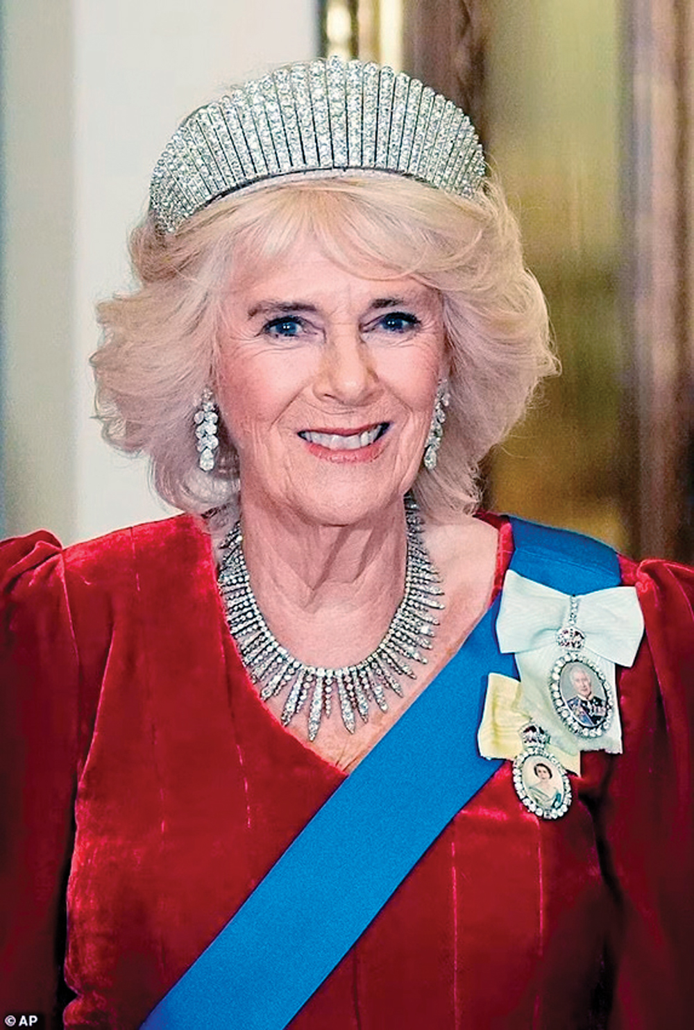 92775503-14156087-image-a-12_1733299252828 GALA - Camilla: pouco esforço e muito diamante em banquete