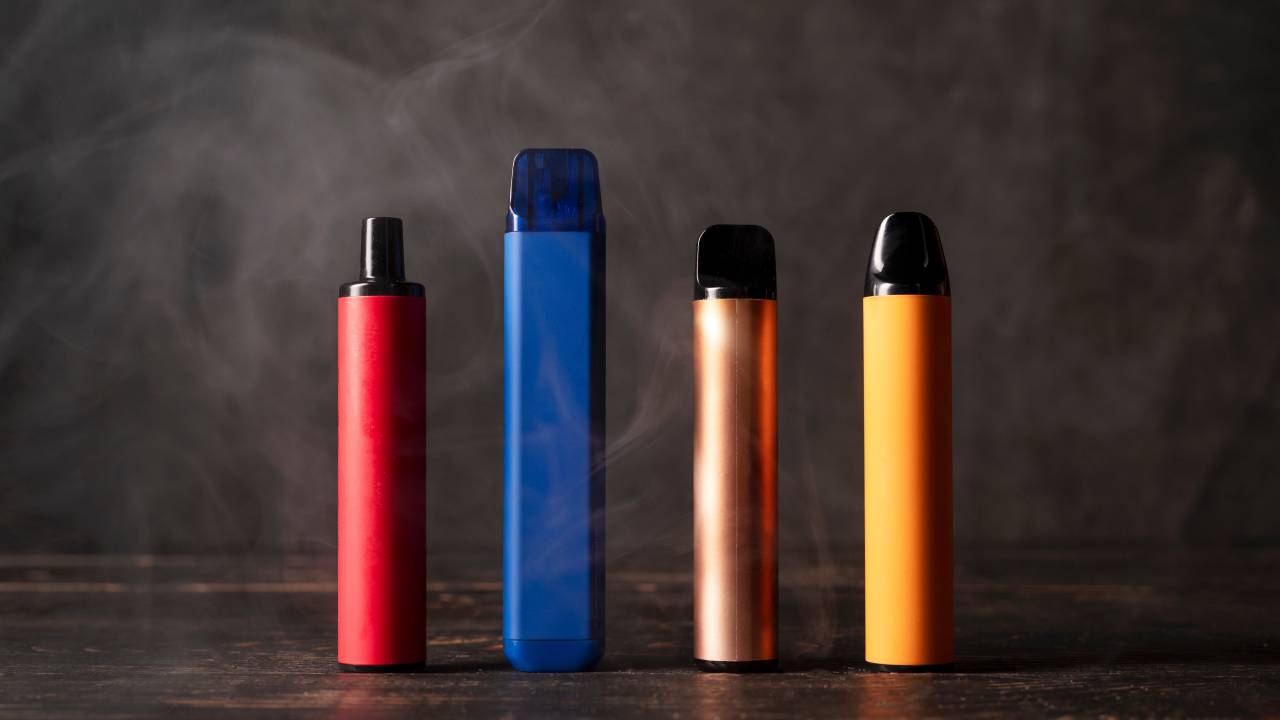 VAPES: no Brasil, embora a venda de dispositivos eletrônicos para fumar seja proibida desde 2009, eles continuam sendo vendidos ilegalmente.