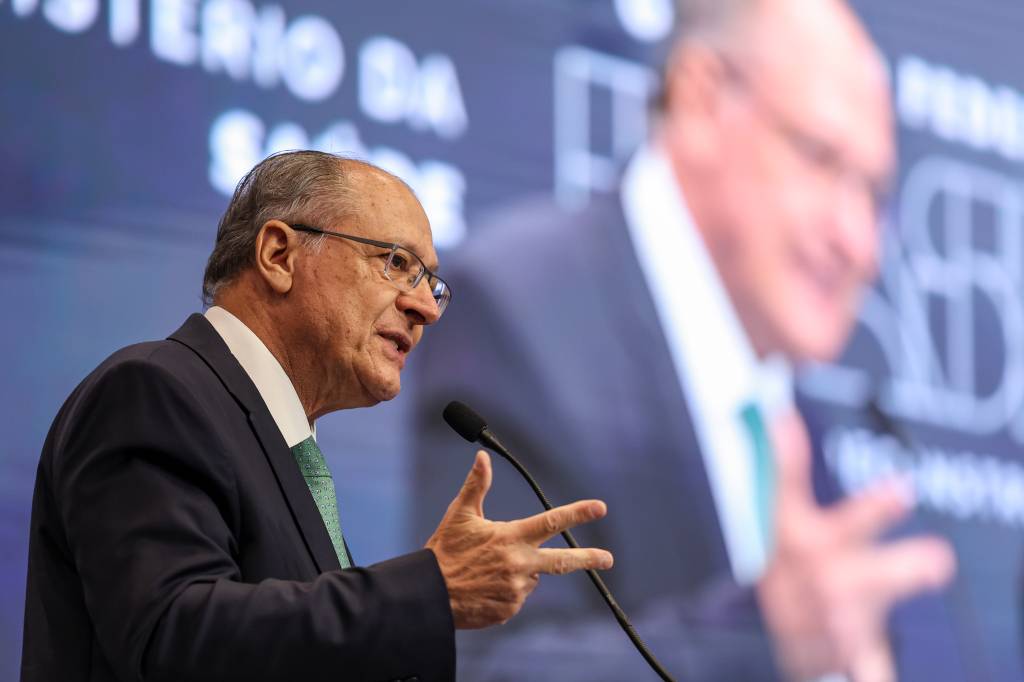 Com Lula no hospital, Alckmin assume parte da agenda da Presidência