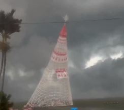 Árvore de Natal caiu na cidade de Maricá, no estado do Rio, e deixou um trabalhador morto durante tempestade