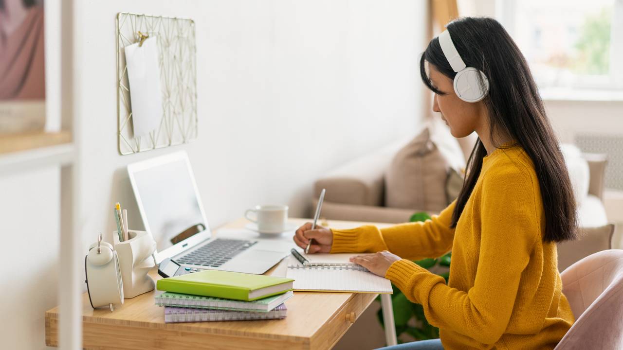 Estudo por meio do computador: vantagens são acesso ampliado e flexibilidade