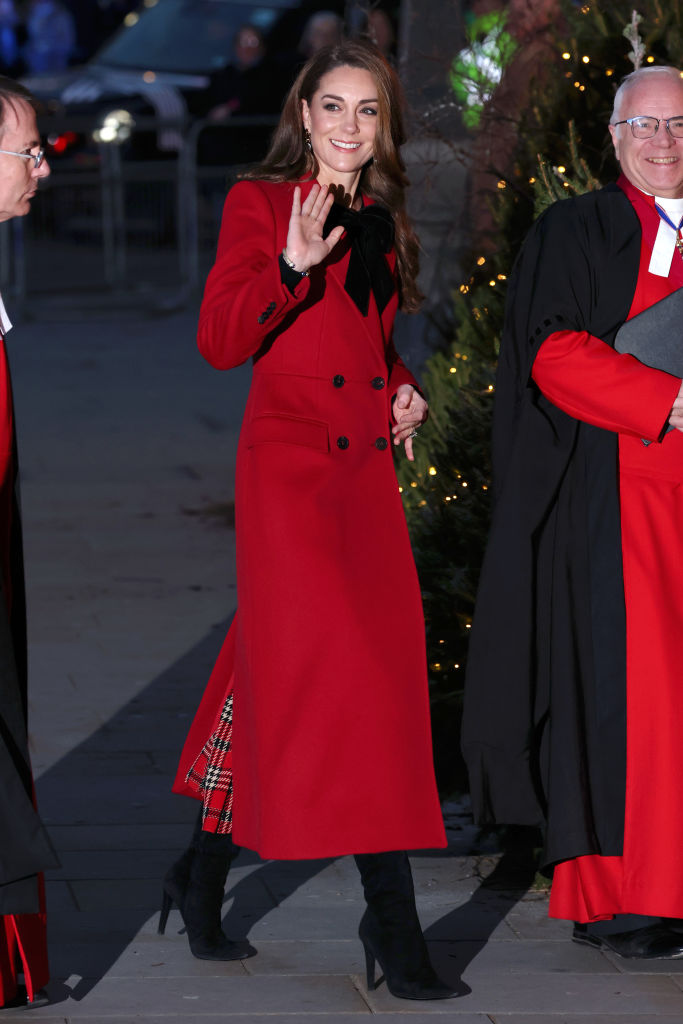 Members Of The Royal Family Attend The ‘Together At Christmas’ Carol Service Ícone Fashion: Kate Middleton voltou aos holofotes fashion repetindo looks no Natal